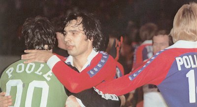 Steve Zungul consoling Mick Poole after the 1980 Championship Game